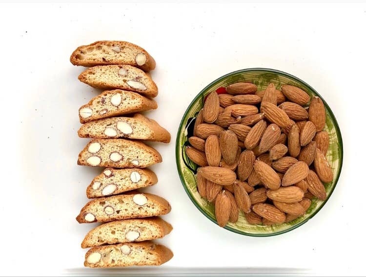 Klassische Cantuccini mit Mandeln, toskanische Tradition, handgemacht in Italien