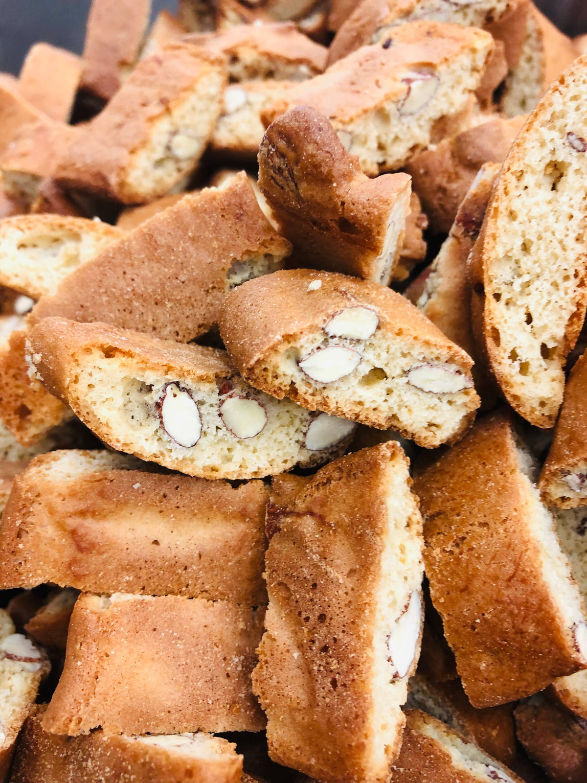 Klassische Cantuccini mit Mandeln, toskanische Tradition, handgemacht in Italien
