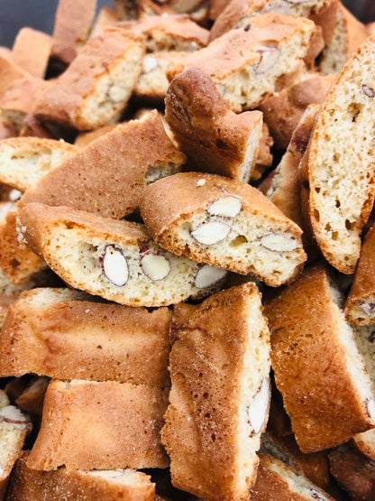 Klassische Cantuccini mit Mandeln, toskanische Tradition, handgemacht in Italien
