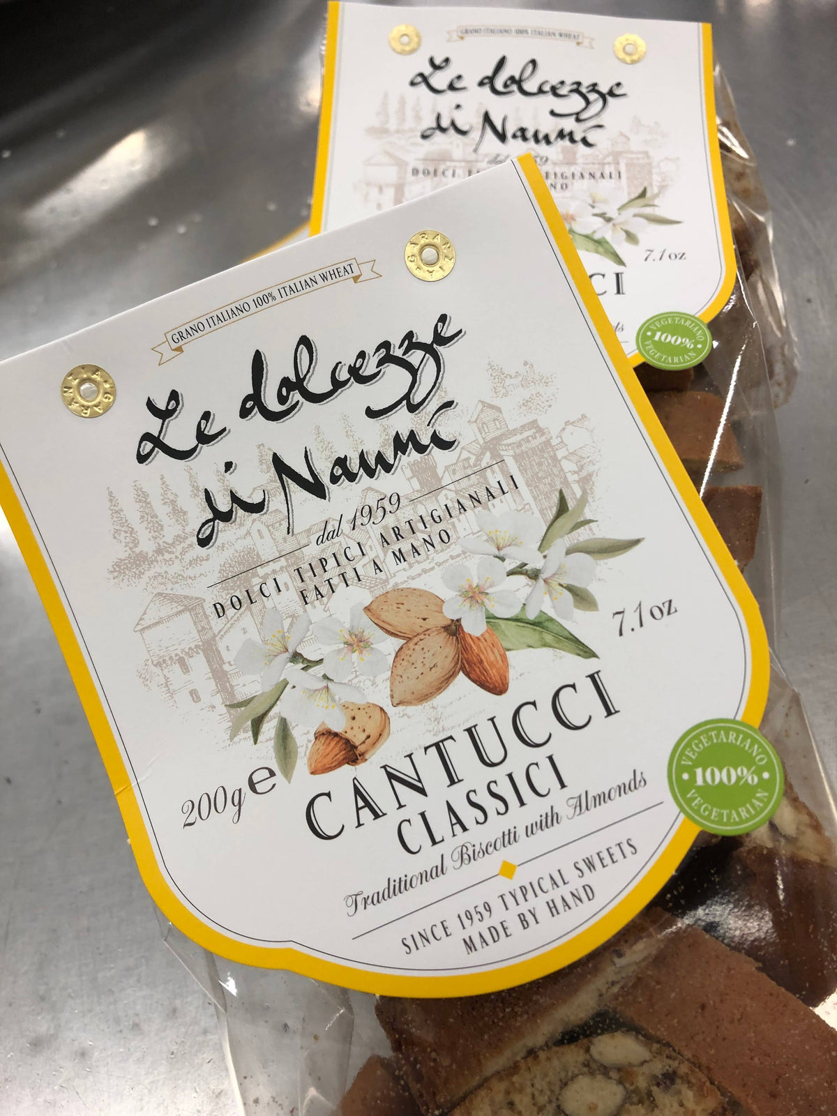 Klassische Cantuccini mit Mandeln, toskanische Tradition, handgemacht in Italien